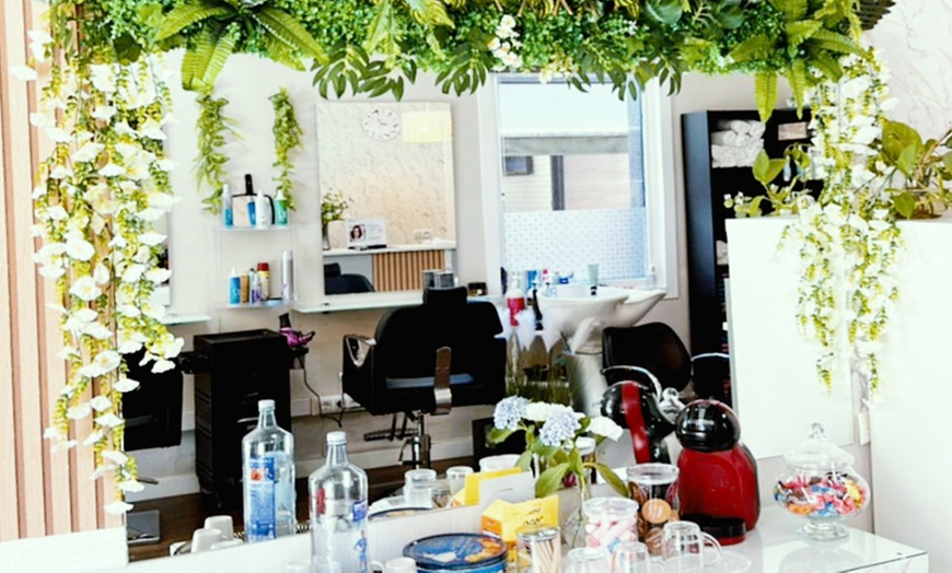 Image 9: Sesión de peluquería con opción a corte, tratamiento, tinte o mechas