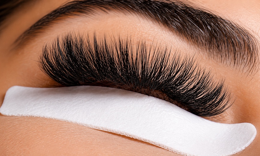 Image 2: Get Stunning Look with Full Set Eyelash Extensions