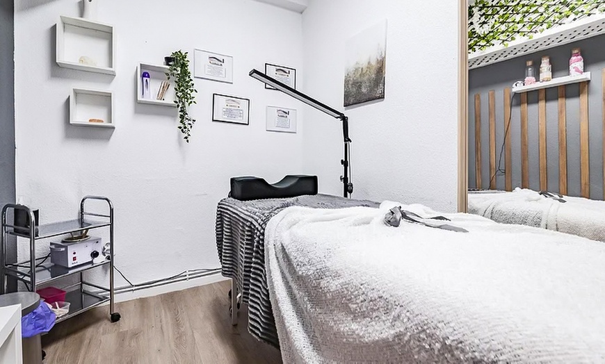 Image 2: 1 o 2 sesiones de microlifting facial de vitaminas con dermapen para 1