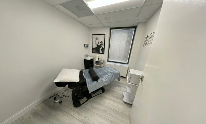 Image 3: Hydra Facial Deep Clean Detox & Hydration for Face or Back