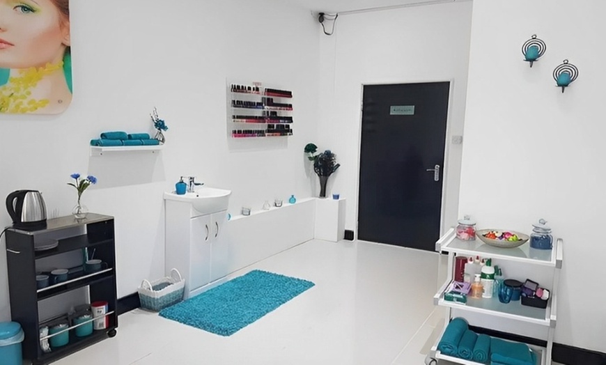 Image 4: Refresh and Glow with Express, Relaxing, or Deep Cleansing Facial 