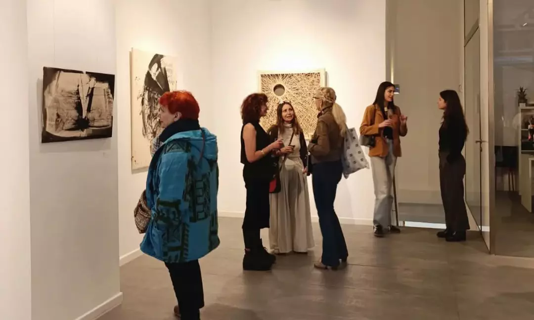 Taller de posavasos de mosaico en galería de arte en Madrid centro