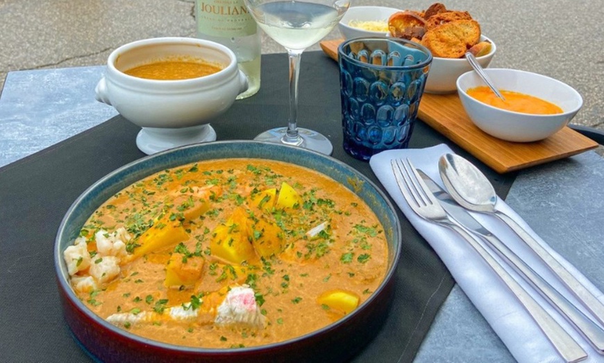 Image 2: Cuisine provençale sur le port de Cassis au restaurant La Voute
