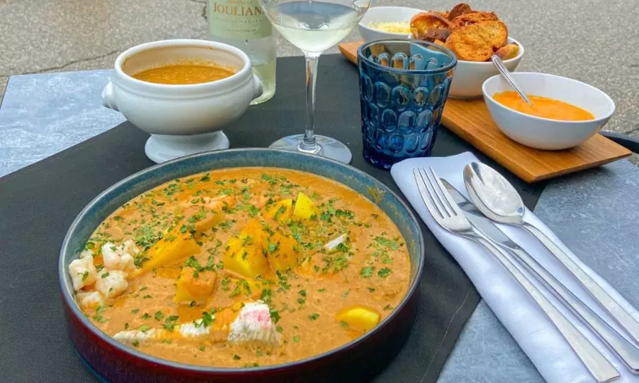 Cuisine provençale sur le port de Cassis au restaurant La Voute