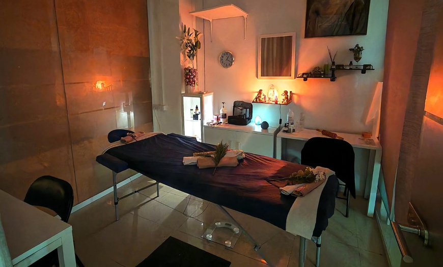 Image 2: Rituales de masaje con aromaterapia, bombones y té en Crystal Spa