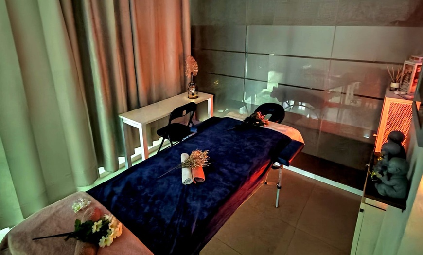 Image 4: Rituales de masaje con aromaterapia, bombones y té en Crystal Spa