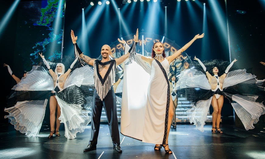 Image 1: 2 places pour un spectacle, repas et cocktail en option