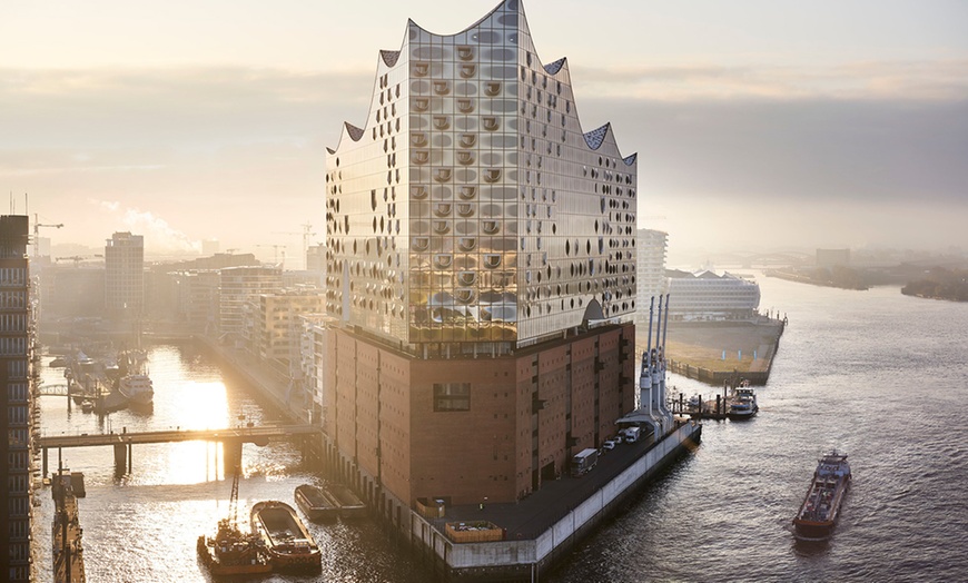 Image 3: Entdecke Hamburg: Große Hafenrundfahrt und Erlebnispaket nach Wahl