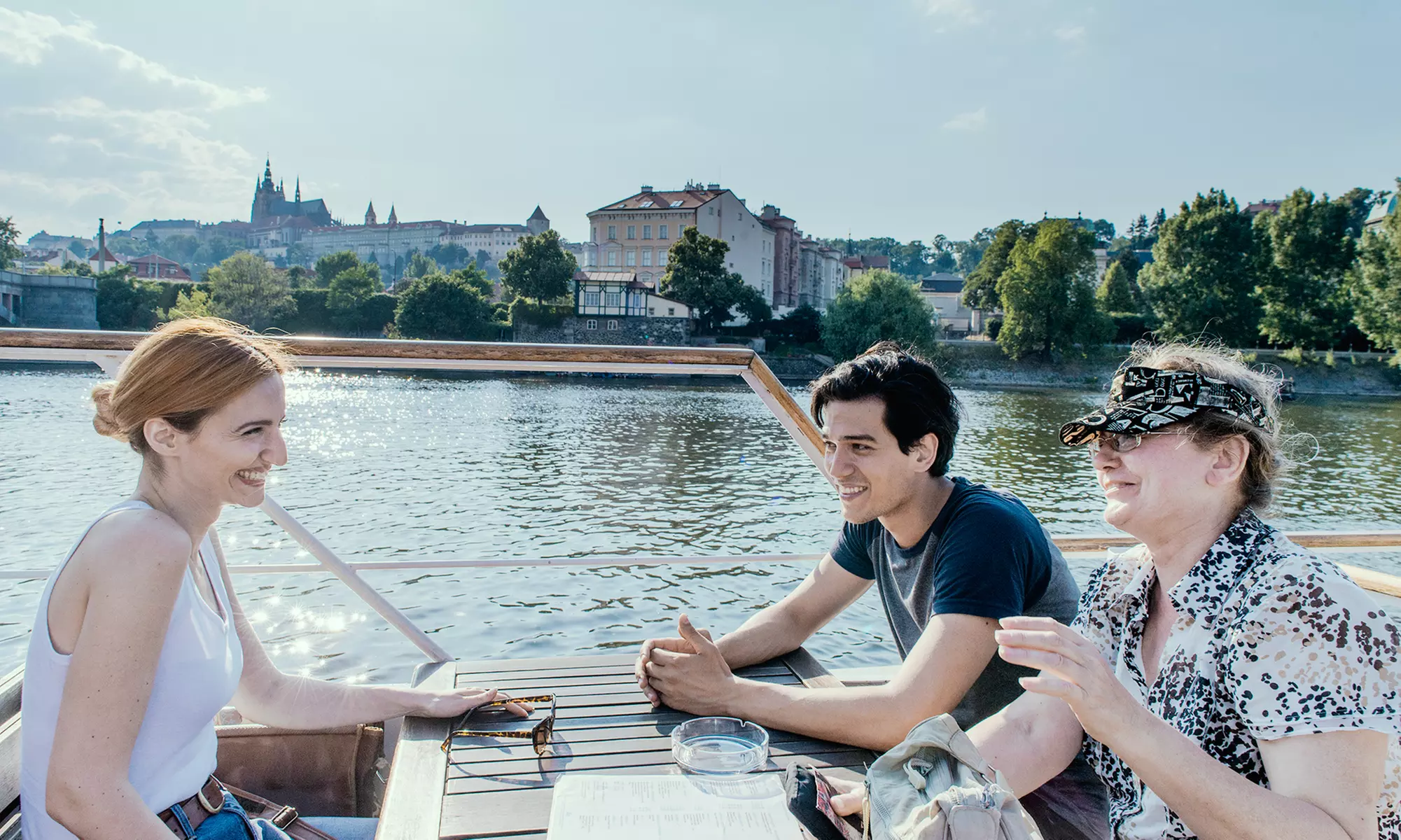 Hop-on-Hop-off-Bustour Prag, opt. mit Bootstour