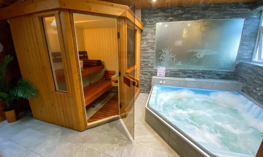 Scenic Snowdonia Escape: Overnight Stay w/ Breakfast & Hot Tub Sauna