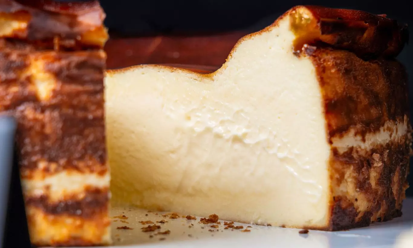 1 Stück San Sebastian Cheesecake & 1 Getränk nach Wahl für 1-4 Pers.