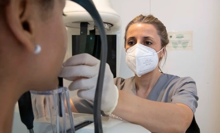 Image 2: Cuidado dental completo con diagnóstico, limpieza y blanqueamiento 