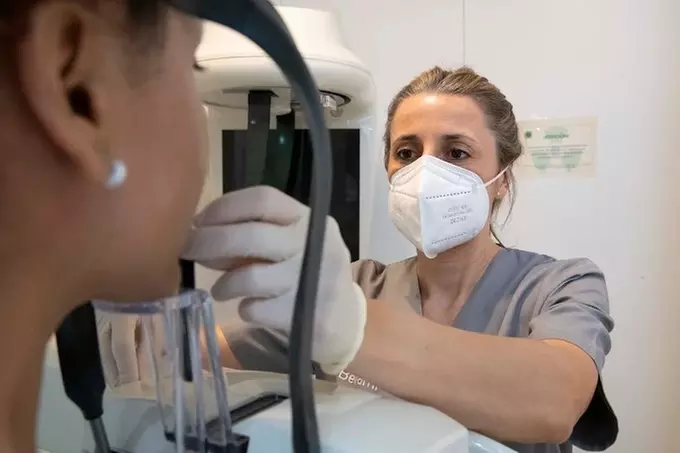 Cuidado dental completo con diagnóstico, limpieza y blanqueamiento