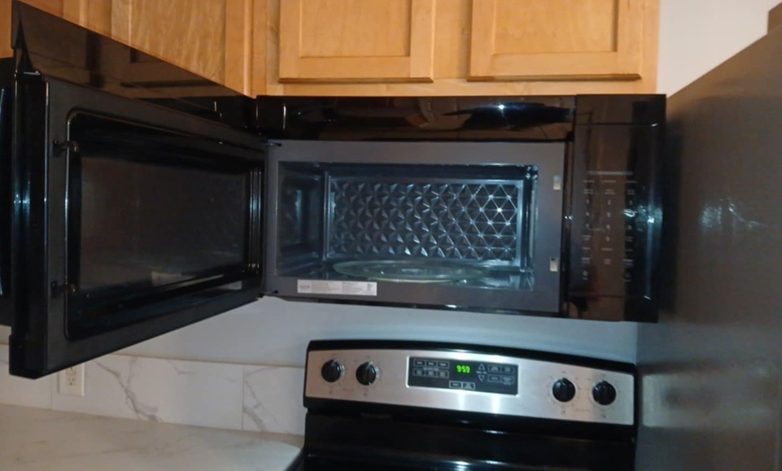 Image 3: House Cleaning, 6 to 8 Windows Cleaning, Move In & Out Cleaning