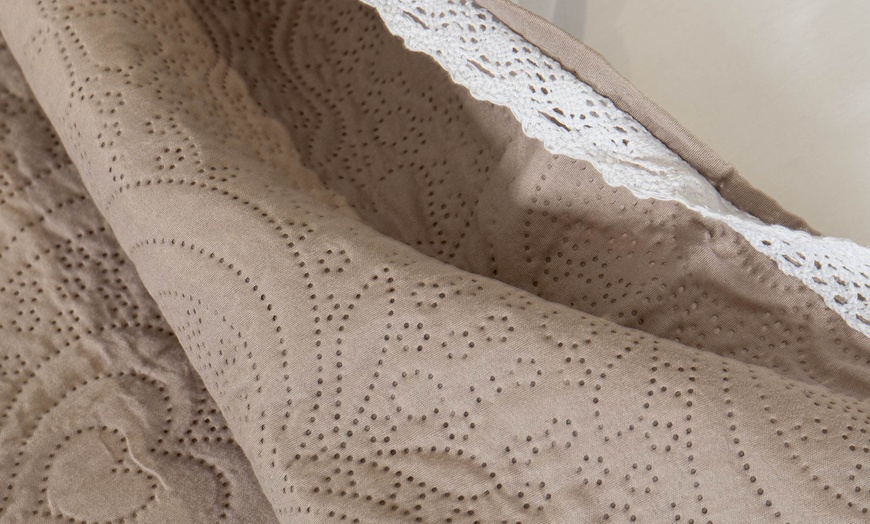 Image 5: Couvre-lit matelassé avec volants en dentelle