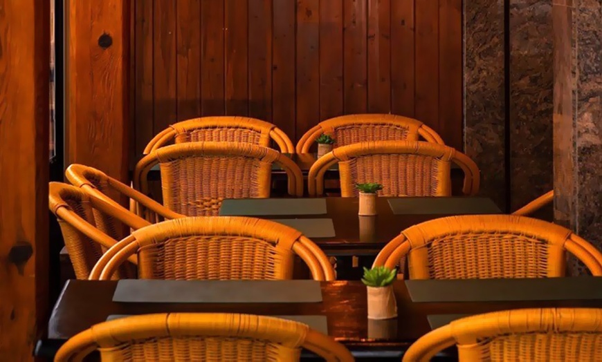 Image 13: Menú con gran variedad de platos y copa de vino para 2 o 4 personas