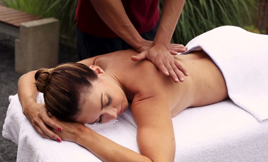 Image 10: Una sesión de masaje Tuina con aceites esenciales y opción a ventosas