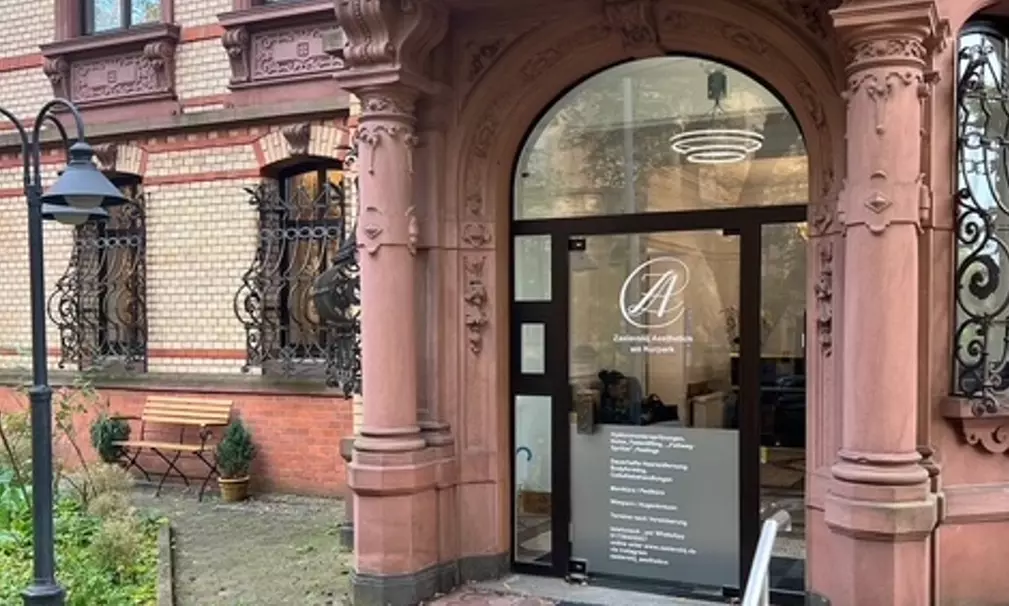 Russische Maniküre optional mit Maske und Massage für 1 Person