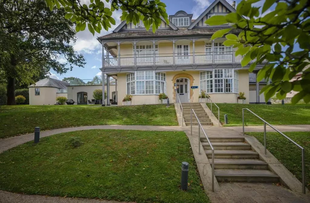 Devon: 1-3 Nights stay with Dining & Breakfast Options