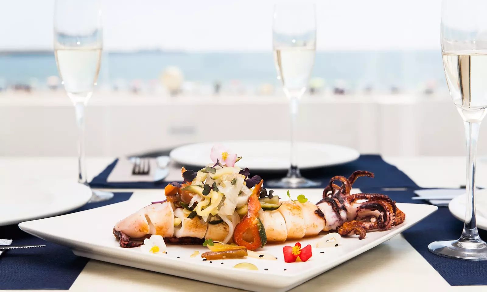 Comilona frente al mar: menú mediterráneo La Ferrera para 2 o 4 pax.