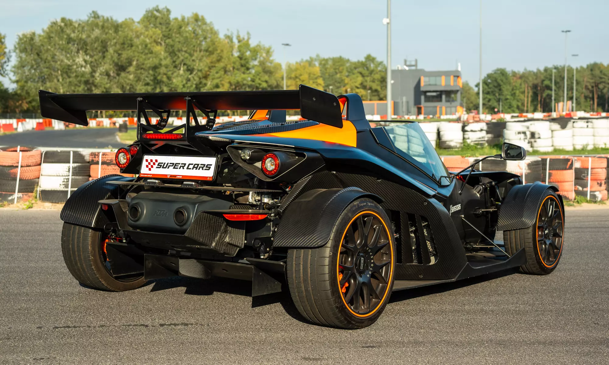 Poczuj adrenalinę: Jazda sportowym autem po torach w całej Polsce