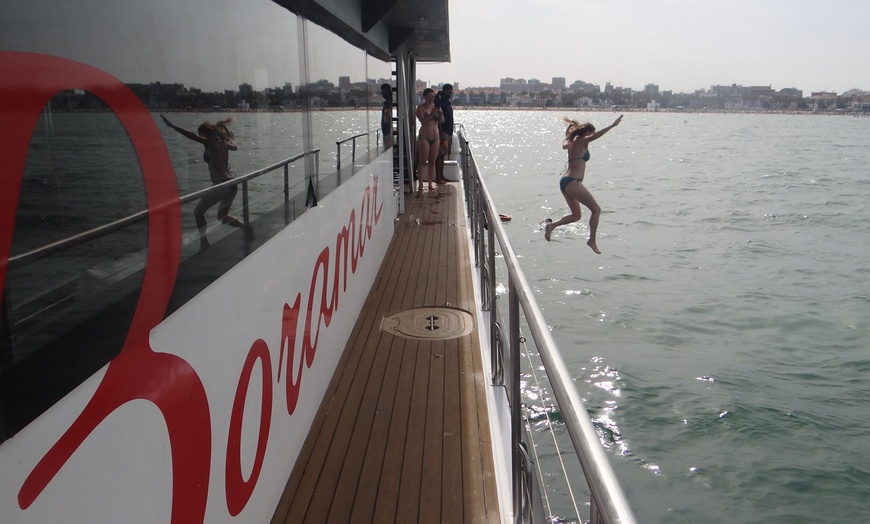 Image 6: Paseo en catamarán con baño en alta mar y bebida para niño o adulto