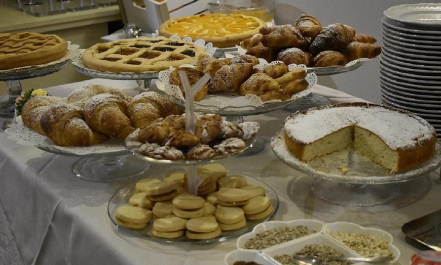 Image 8: Lago Trasimeno 4*: camera doppia con colazione o mezza pensione per 2 