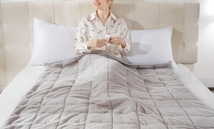 Image 7: Fleece Weighted Blanket for Adults in Various Colours and Sizes