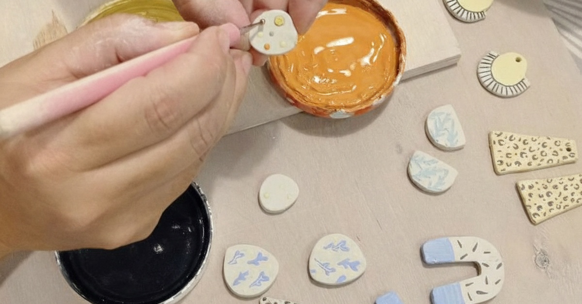 Taller de creación de joyas con porcelana o resina en Barcelona