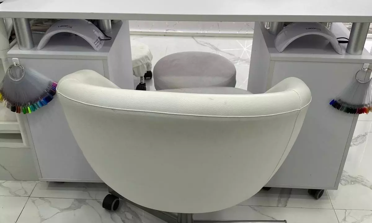 1 sesión de manicura, pedicura o puesta de uñas acrílicas para 1