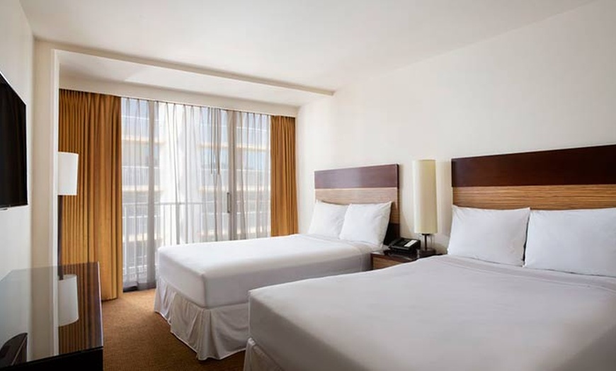 Image 4: Beachfront Bliss with Modern Comforts and Iconic Ocean Views