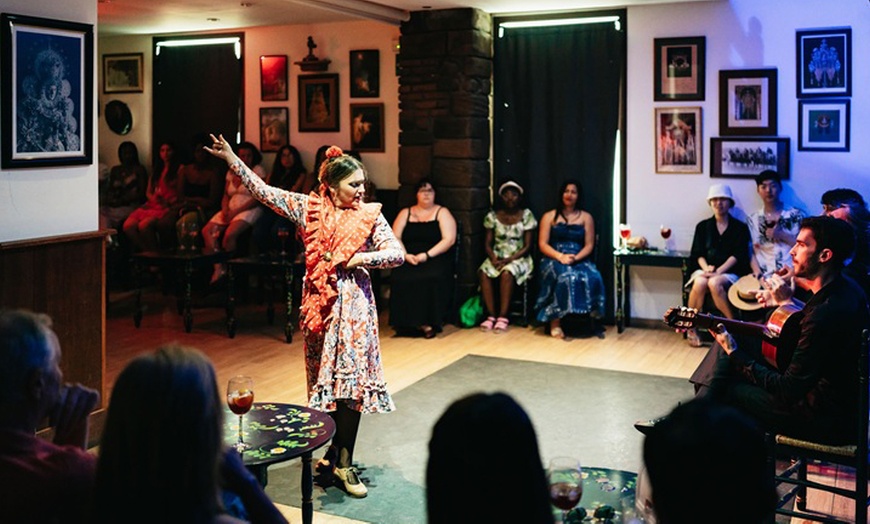 Image 2: 1 o 2 entradas para adulto, niño o senior a tablao flamenco con bebida