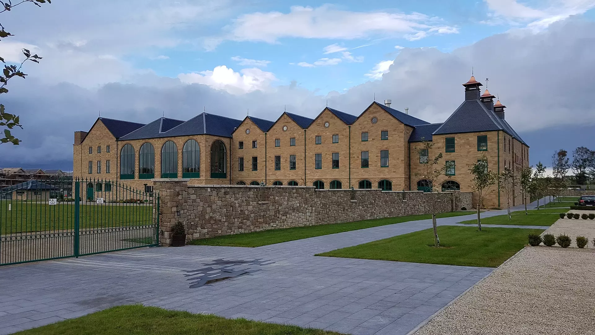 ✈ 5-Day Ireland Whiskey & Beer Journey w/ Air & Hotel from Worldee