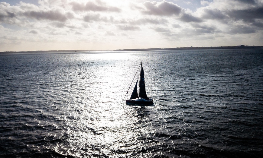 Image 2: Unvergesslicher Segeltag: Daycharter inkl. Skipper für 1 - 4 Personen
