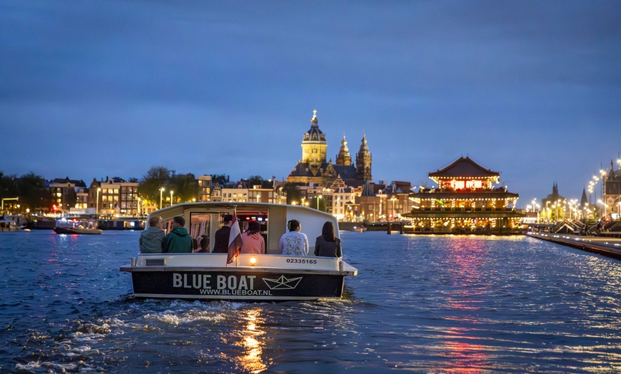 Image 4: Grachten vol lichtjes en legendes: een avondcruise door Amsterdam