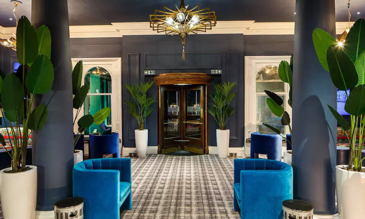 Brighton: Seafront Stay for 2 with Breakfast, Welcome Drink & Dinner