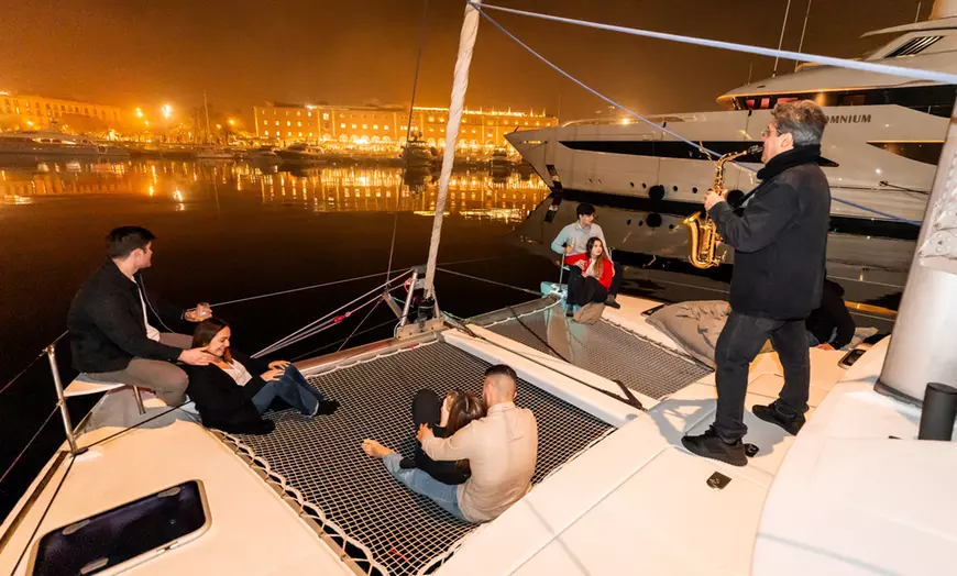 Image 4: Salida nocturna en catamarán con música en vivo para hasta 4 personas
