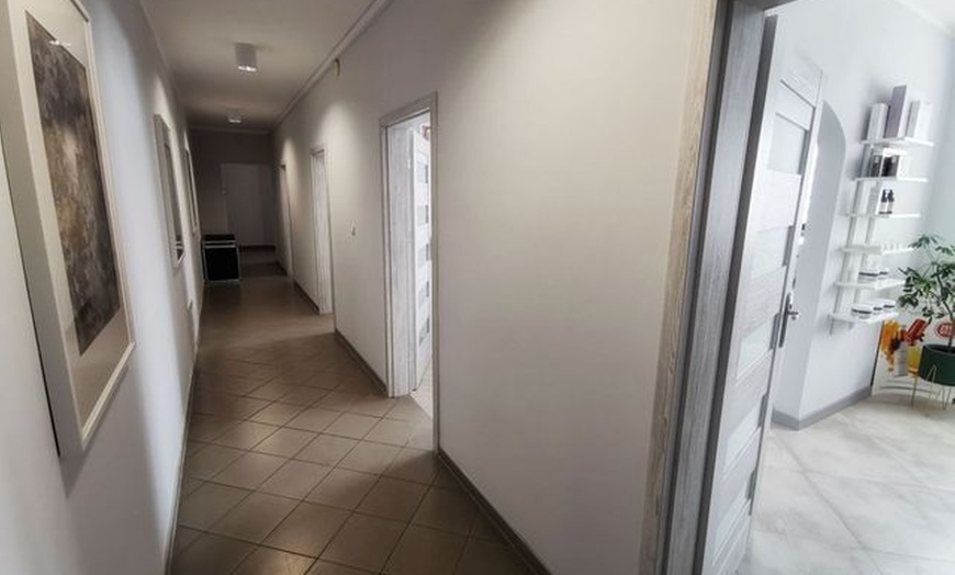 Image 3: Zrelaksuj się: Masaż pleców i ciała lub masaż Kobido w sercu Lublina