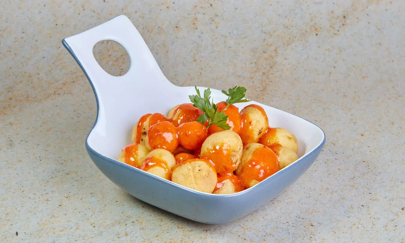 Menú para 2 o 4 personas con entrantes, principales, postres y bebida