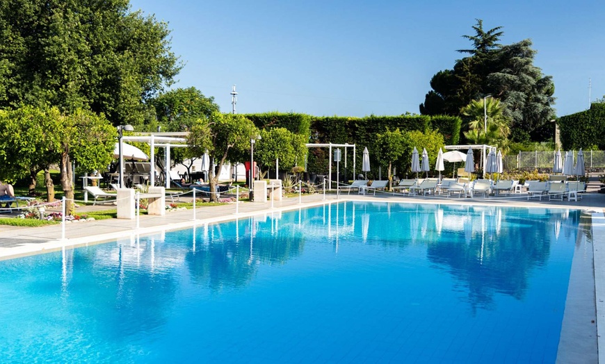 Image 1: Catania 4*: Soggiorno con colazione, mezza pensione, piscina e Spa