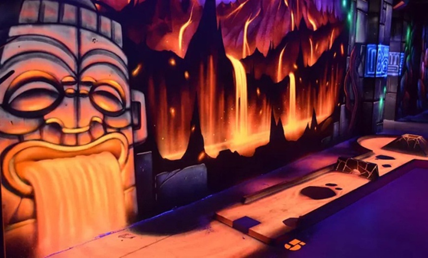 Image 5: Mini-golf en famille sur un parcours lumineux