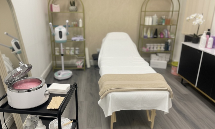 Image 3: Brazilian/Hollywood, Underarm +Brazilian, Full/Half Leg Waxing Options