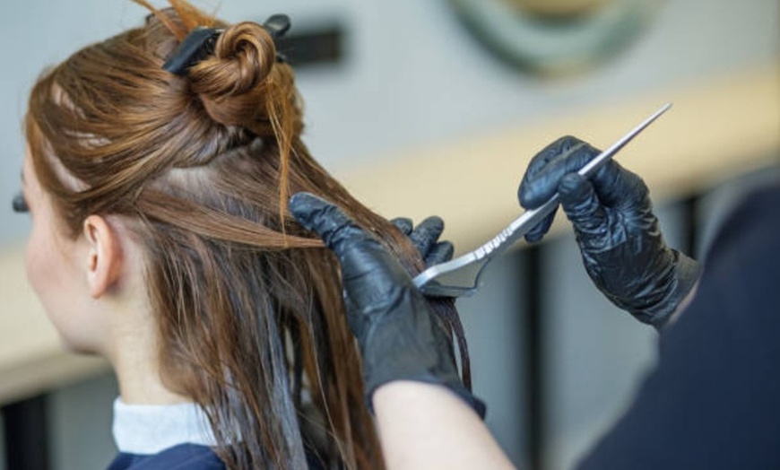 Image 1: Sesión de peluquería con opción a tinte, mechas o  balayage para 1 