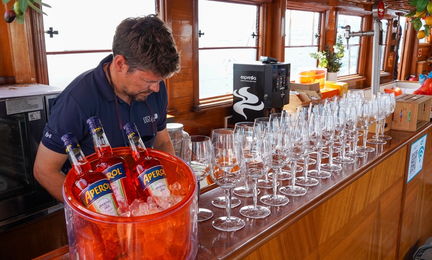 Image 5: Paseo en barco de madera con snacks y bebidas para 1 o 2 personas