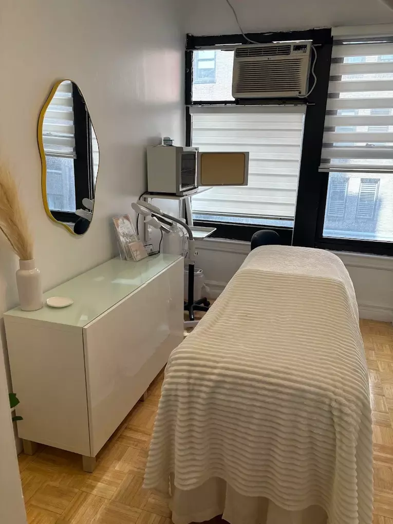 Achieve Youthful Glow with Top-Rated Microneedling Sessions!