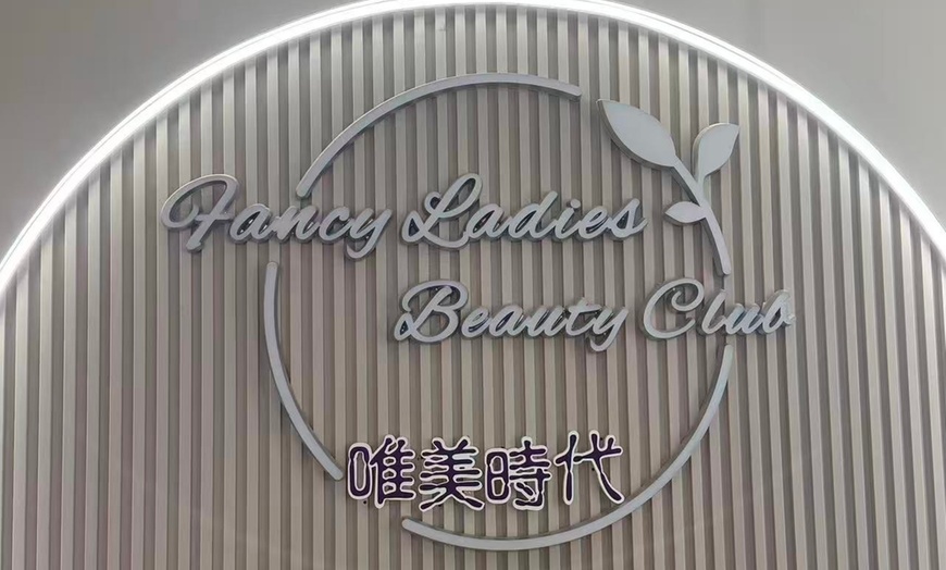 Image 3: Relax with a 75 Minutes Hot Stone Massage