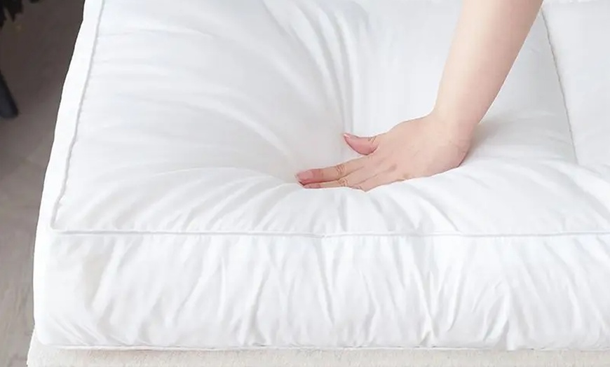 Image 6: Surmatelas bi-technologie à mémoire de forme et microfibres, Sampur
