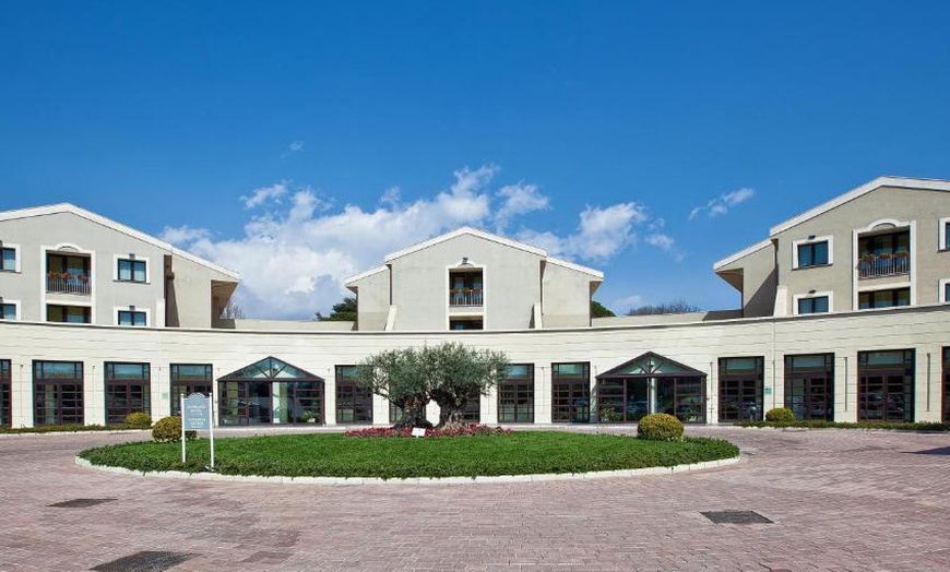 Image 3: Catania 4*: Soggiorno con colazione, mezza pensione, piscina e Spa