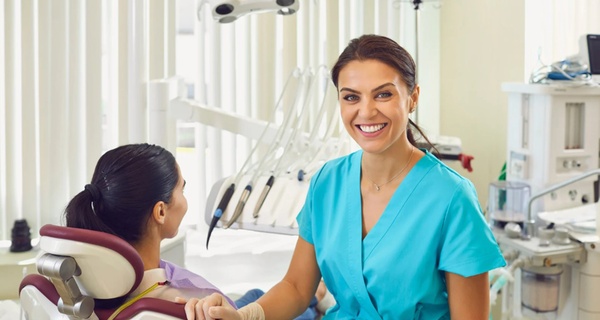 Kompleksowa profilaktyka stomatologiczna: skaling, piaskowanie i inne