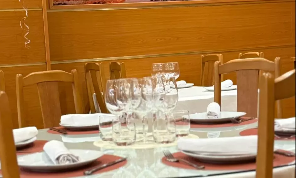 Menú para 2 o 4 personas con aperitivo, entrante, postre y bebida